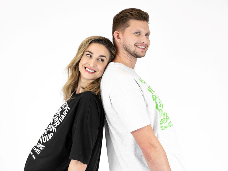 Globe Hope, mies ja nainen nojaa toisiinsa.