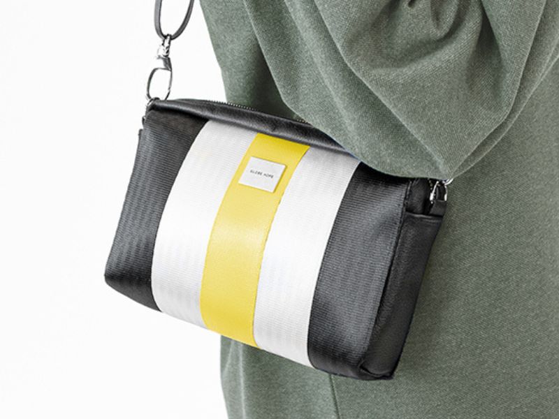 Globe Hope, Kaste laukku, keltaisella raidalla, lähikuvassa.