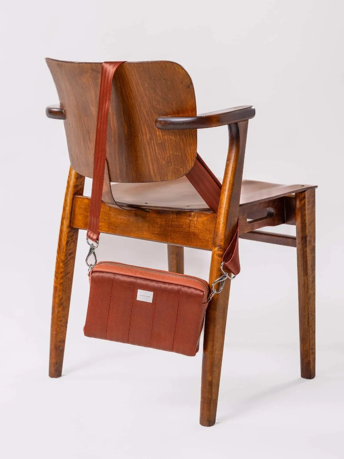 Globe Hope, Kaste laukku terracotta, fiiliskuva tuolilla.