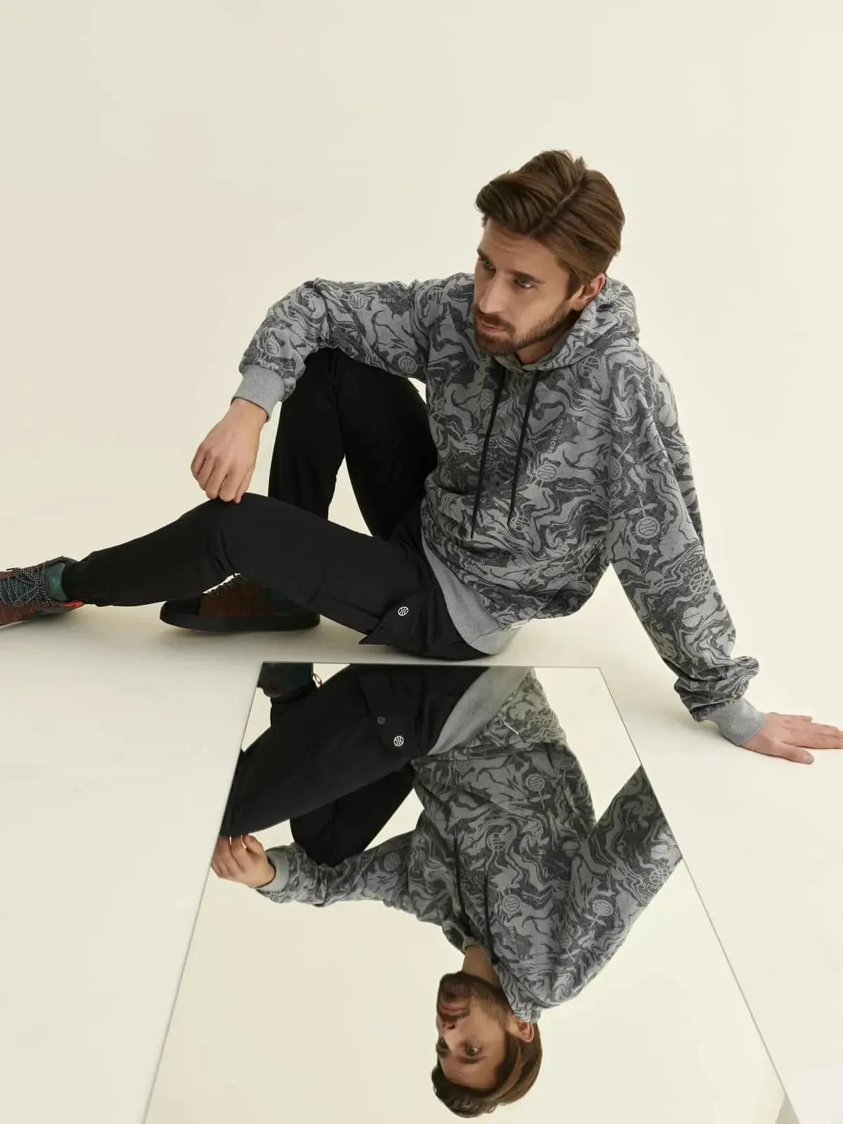 Globe Hope, Akvamariini huppari harmaalla printillä, fiiliskuva.