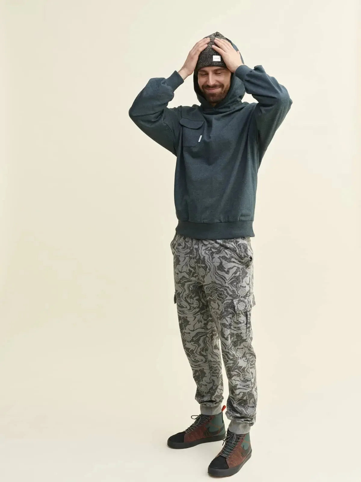 Globe Hope, Morganiitti collegehousut, fiiliskuva.