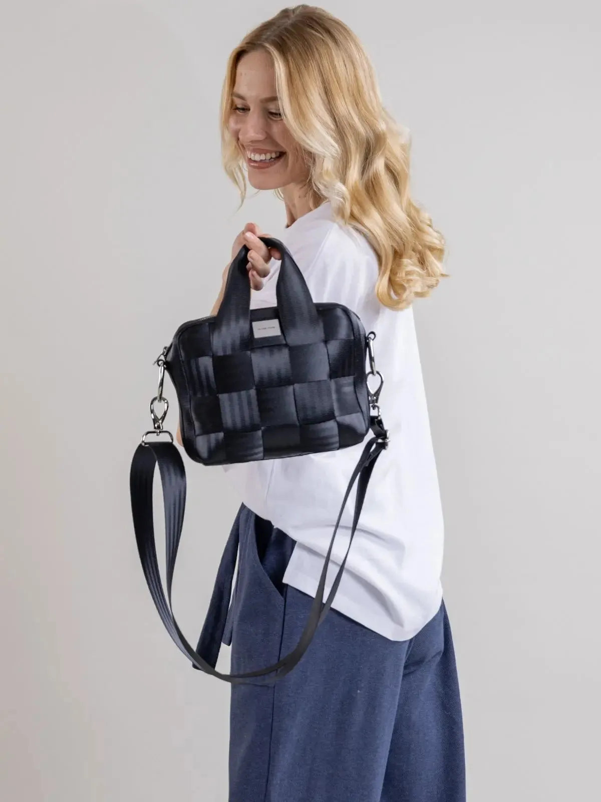 HILLA laukku, musta Globe Hope, ykköskuva.