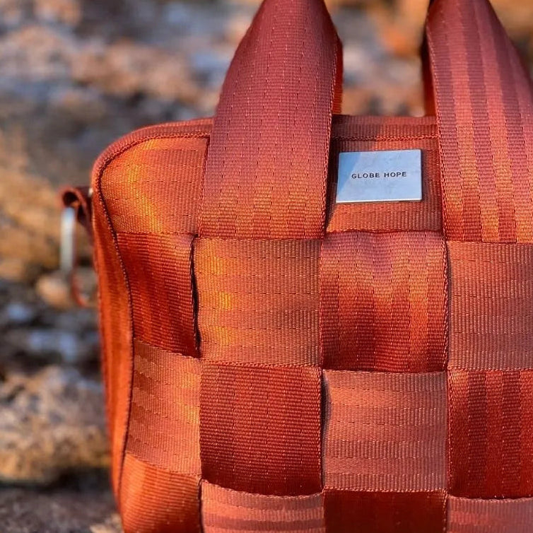 Globe Hope, Hilla laukku terracotta, fiiliskuva kalliolla.