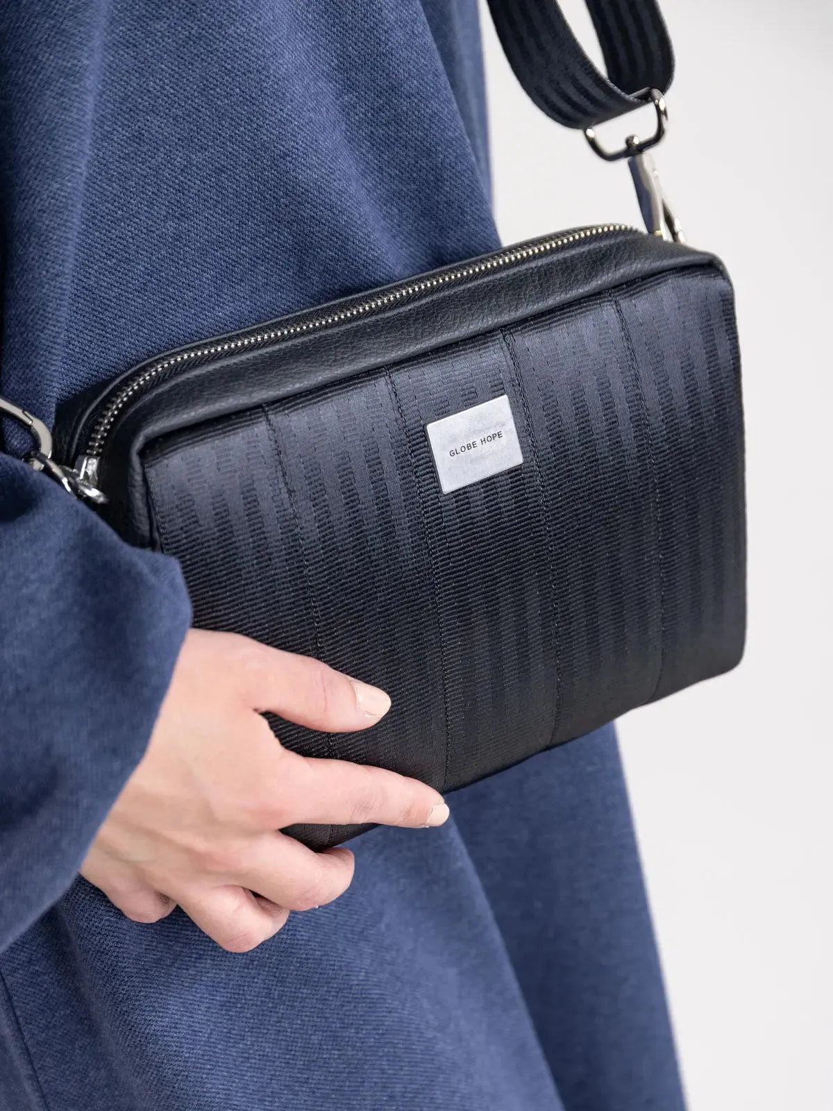 KASTE laukku, musta Globe Hope, lähikuva.