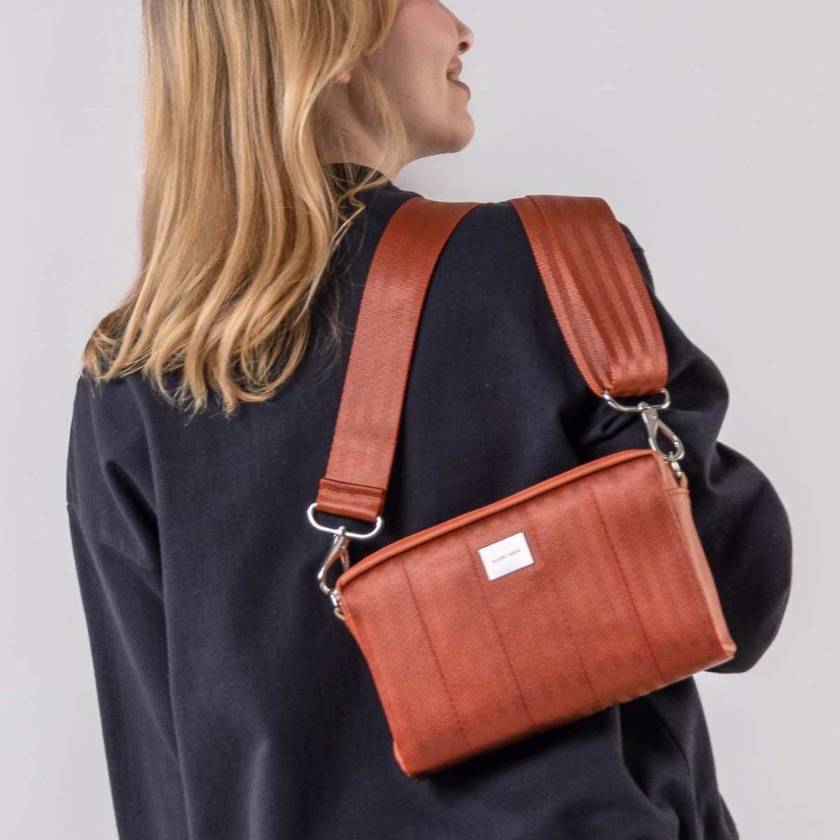 Globe Hope, Kaste laukku terracotta, fiiliskuva.