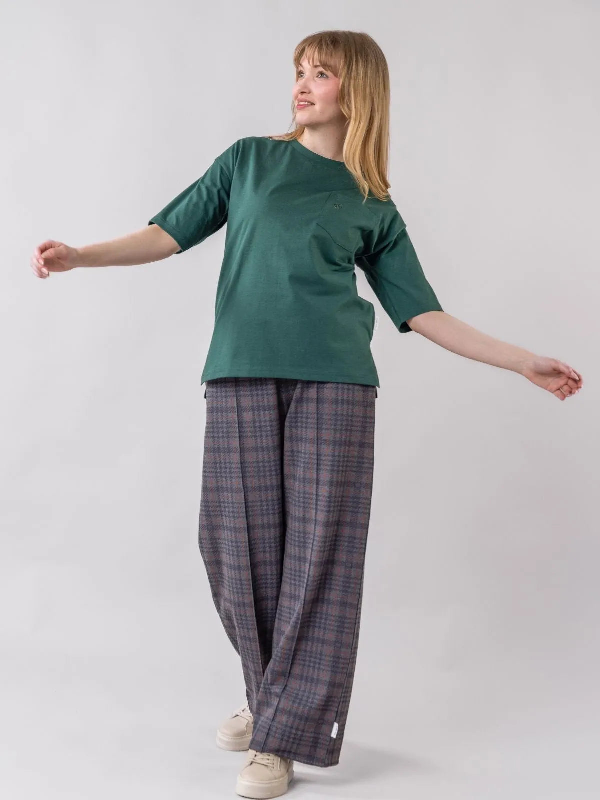 Globe Hope, Luoto housut, harmaa ruudullinen, asukuva liikkeessä.