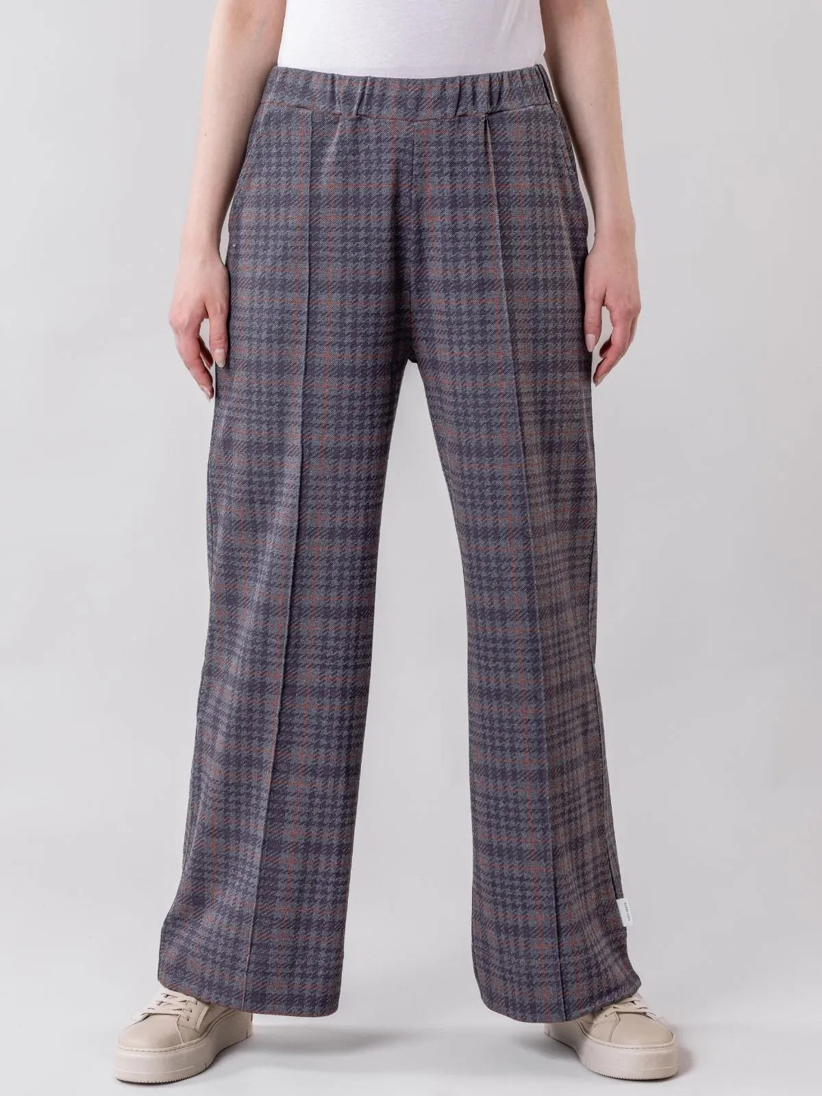 Globe Hope, Luoto housut, harmaa ruudullinen, puolikuva suoraan edestä.