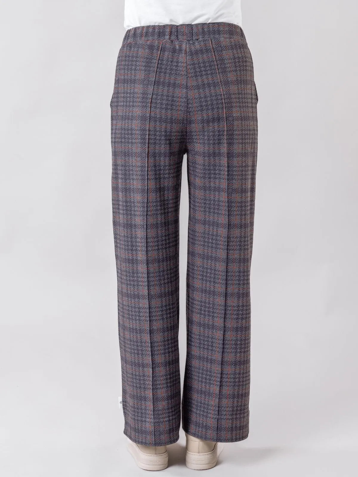 Globe Hope, Luoto housut, harmaa ruudullinen, puolikuva takaa.