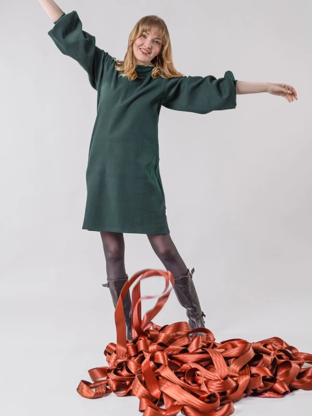 Globe Hope, Pärske mekko, metsänvihreä, fiiliskuva somisteilla edestä.