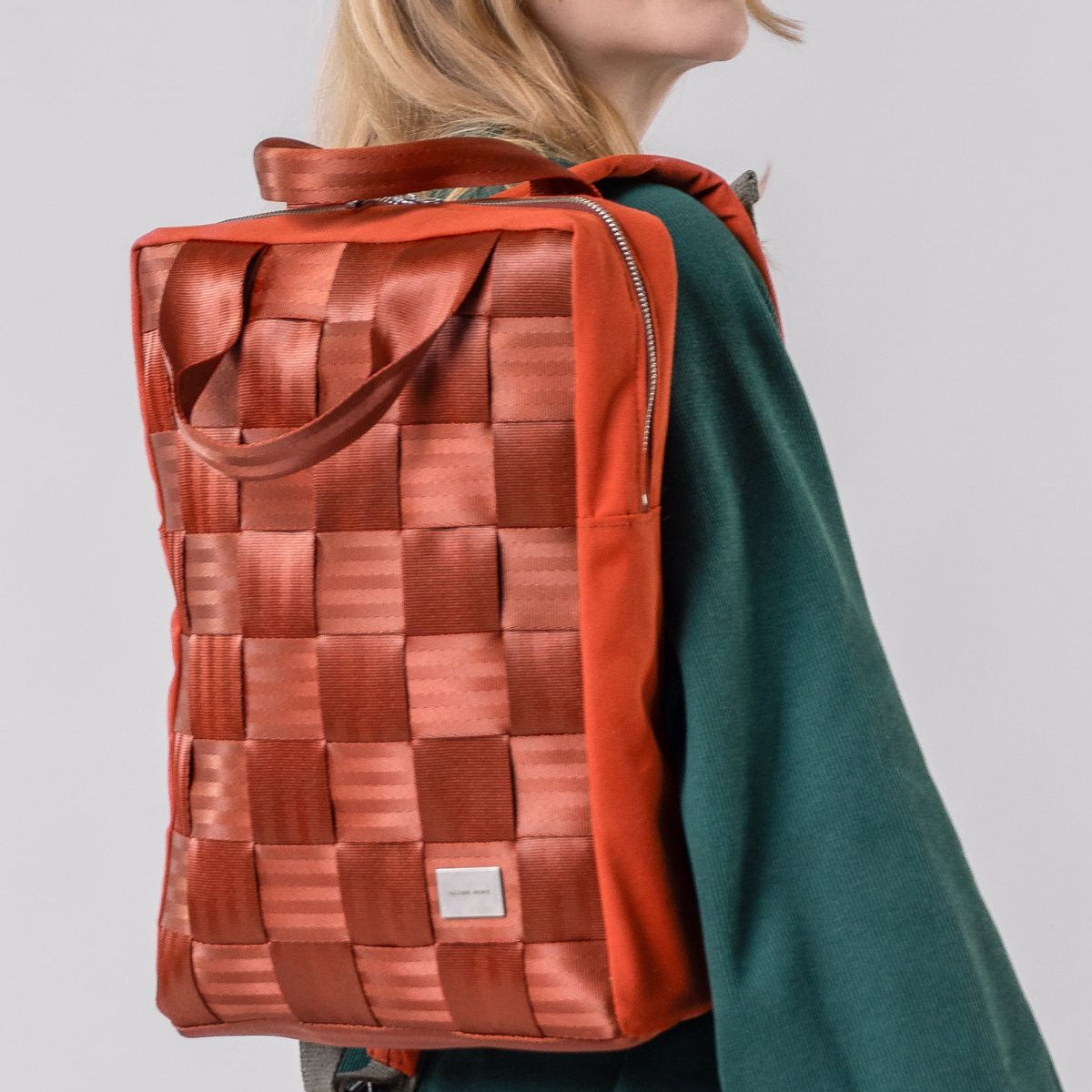 Globe Hope. Riite reppu, terracotta, asukuva selässä.