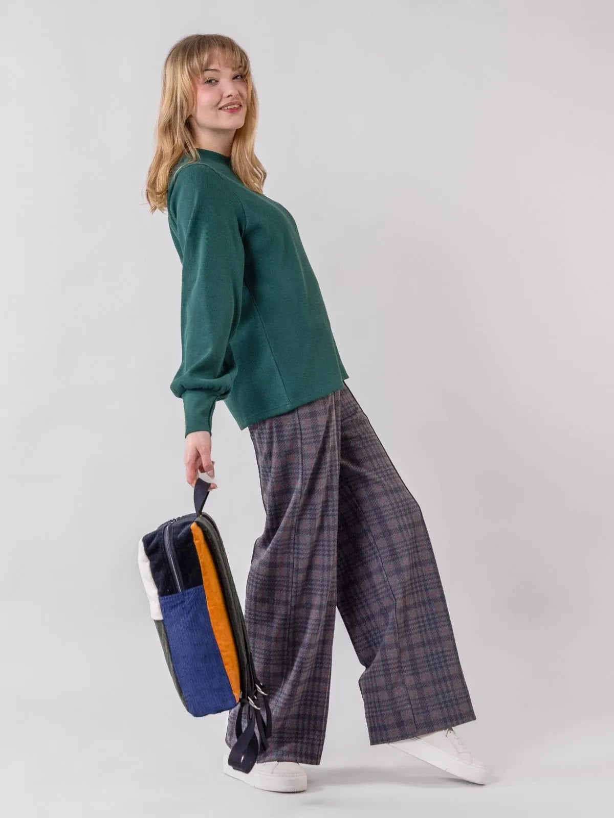 Globe Hope. Sumu reppu, patched vakosametti, fiiliskuva sivusta.