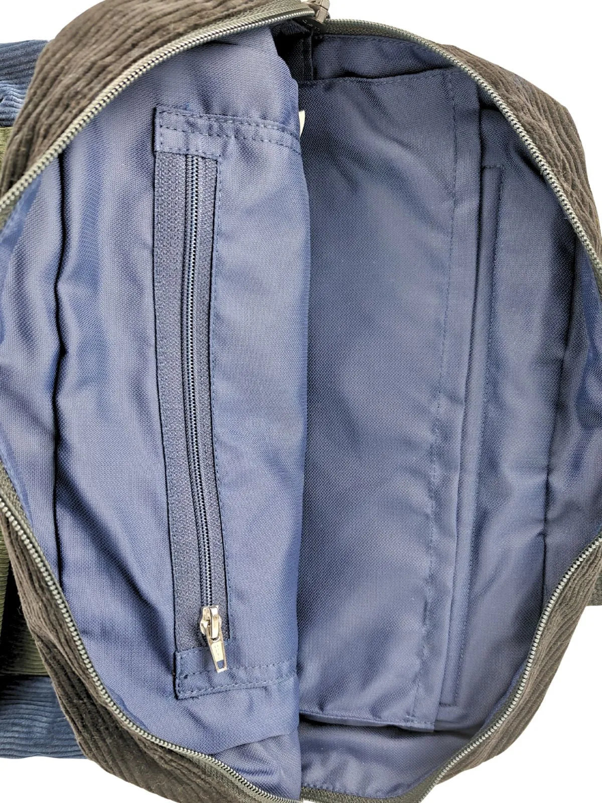 Globe Hope. Sumu reppu, patched vakosametti, sisäkuva.