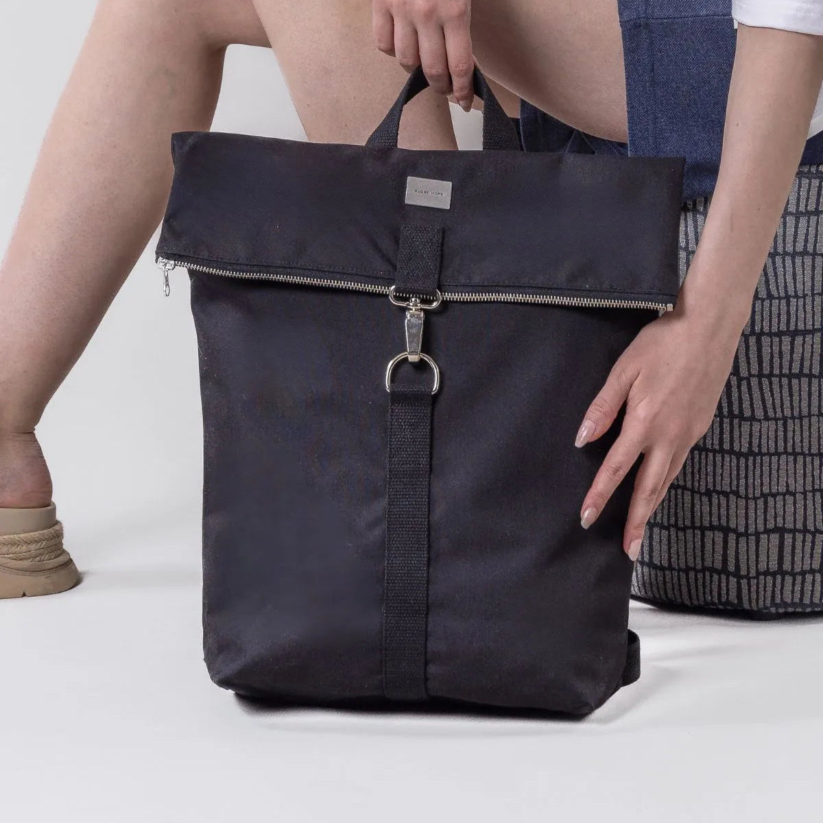 KOHMEA TECH reppu, musta Globe Hope, fiiliskuva.