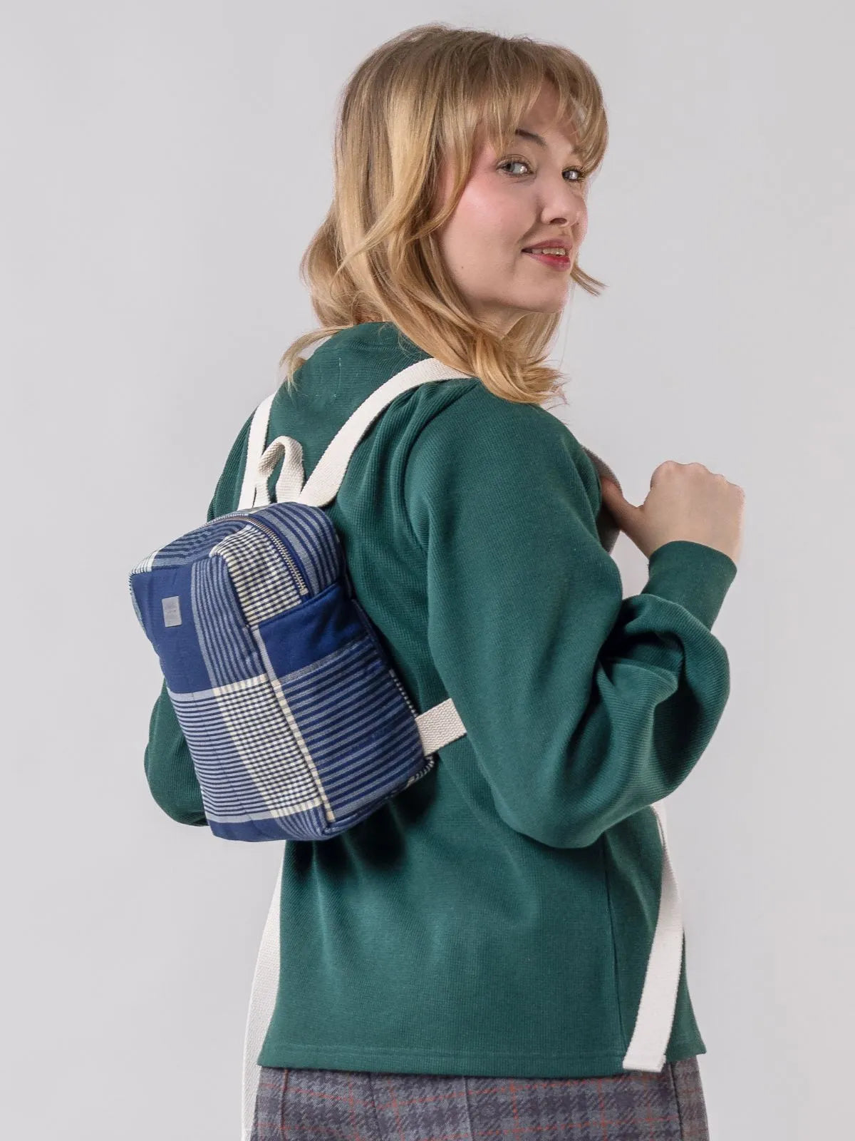 TAIGA Pikkureppu – sininen tikattu kangas