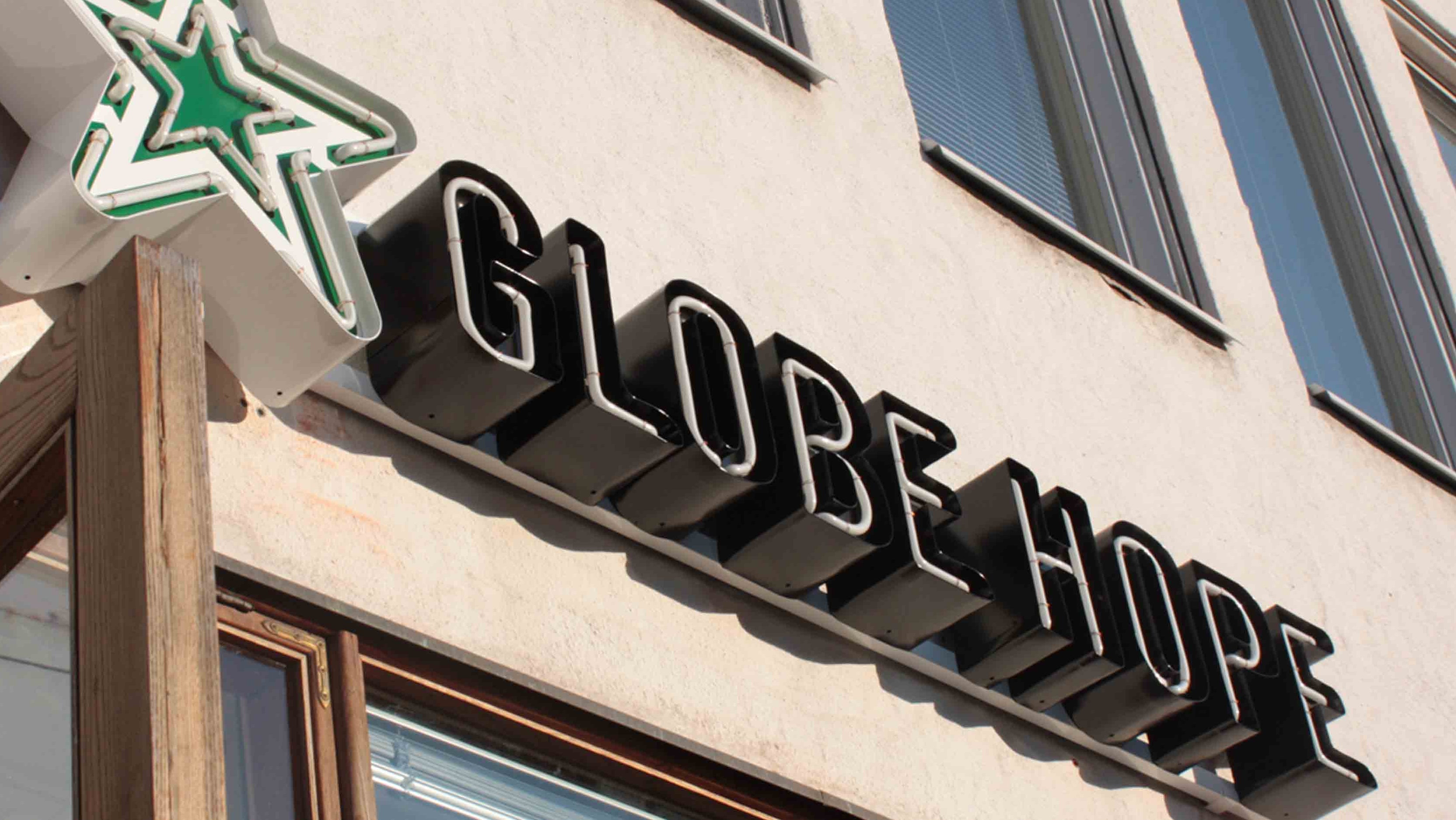 Globe Hope, valomainos Lasipalatsilla.