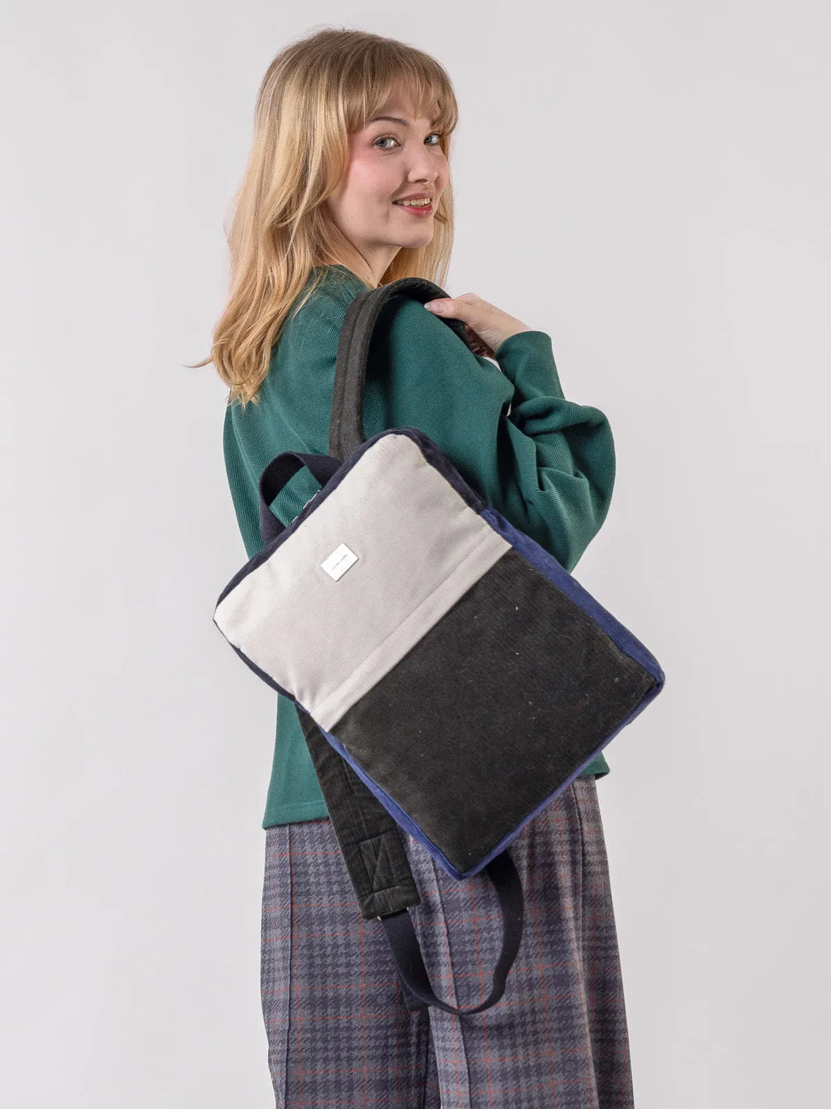 Globe Hope. Sumu reppu, patched vakosametti, selkäkuva.