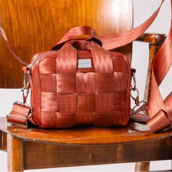 Globe Hope, Hilla laukku terracotta, fiiliskuva tuolilla.