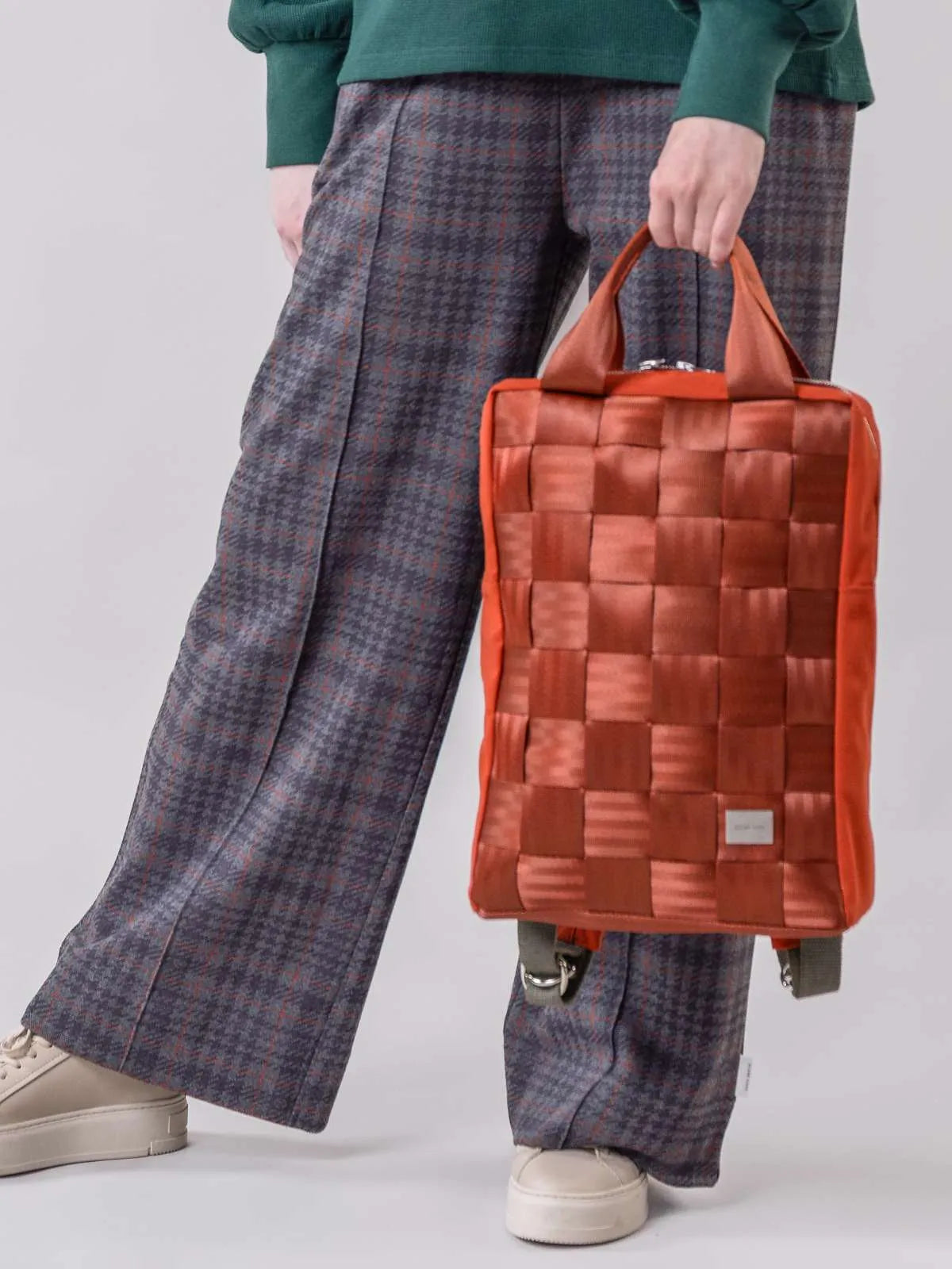 Globe Hope, Riite reppu terracotta, asukuva läheltä.