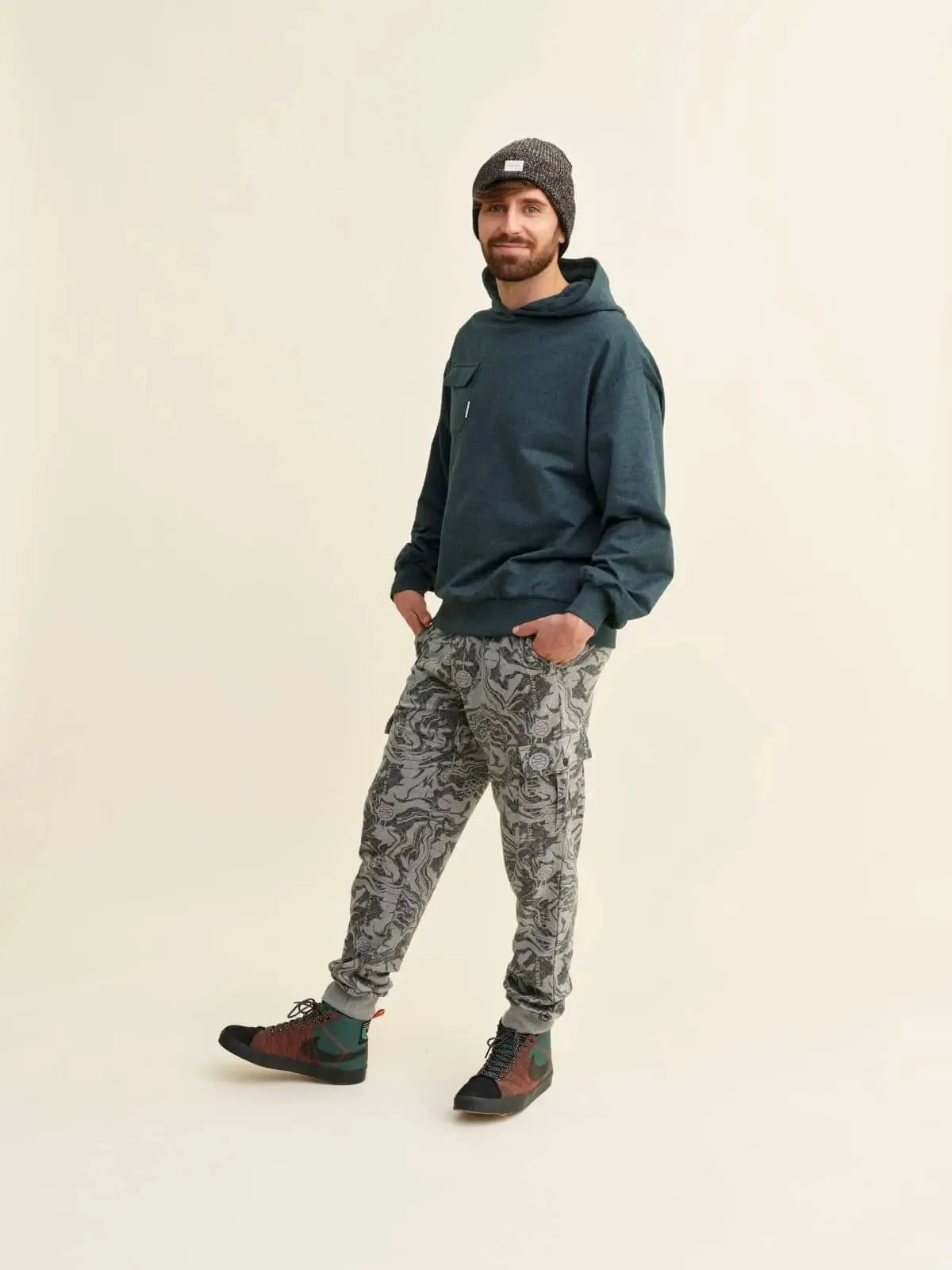 Globe Hope, Morganiitti collegehousut, asukuva.