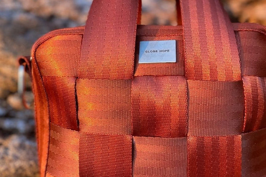 Globe Hope, Hilla laukku terracotta, fiiliskuva kalliolla.