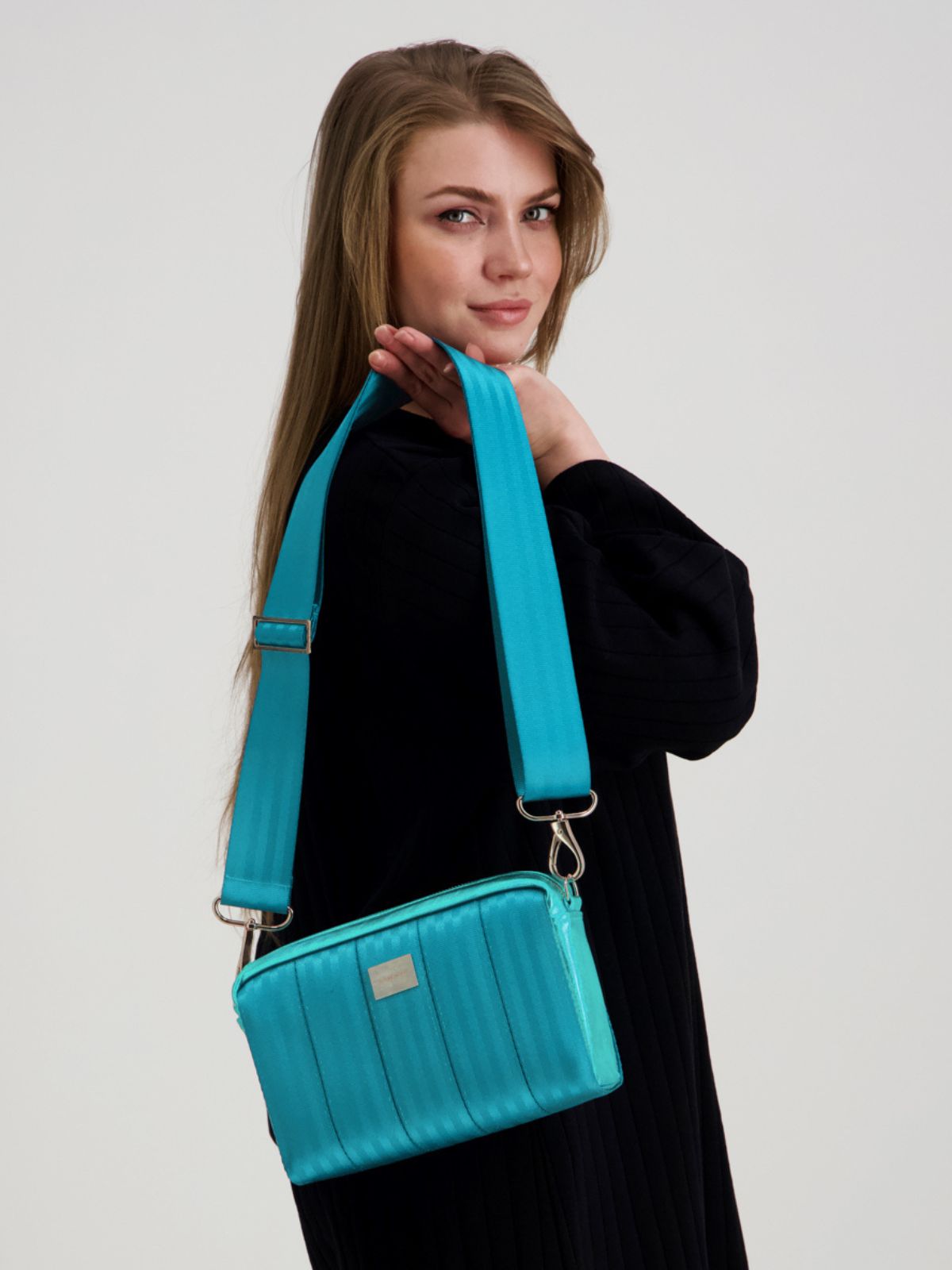 KASTE laukku, kimaltava petrooli