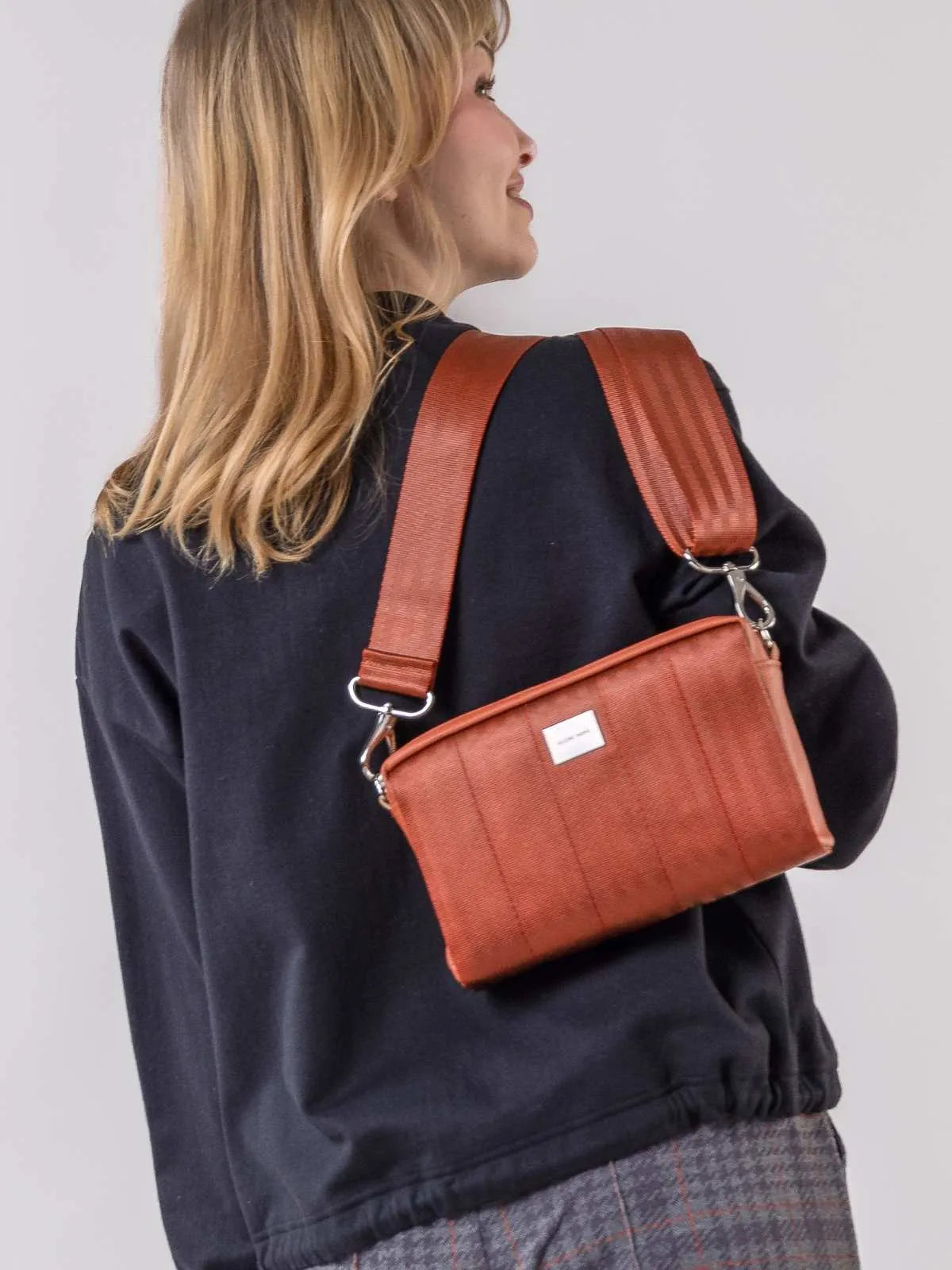 Globe Hope, Kaste laukku terracotta, fiiliskuva.