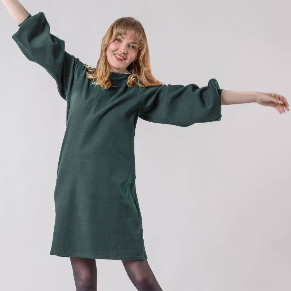 Globe Hope, Pärske mekko, metsänvihreä, fiiliskuva somisteilla edestä. 