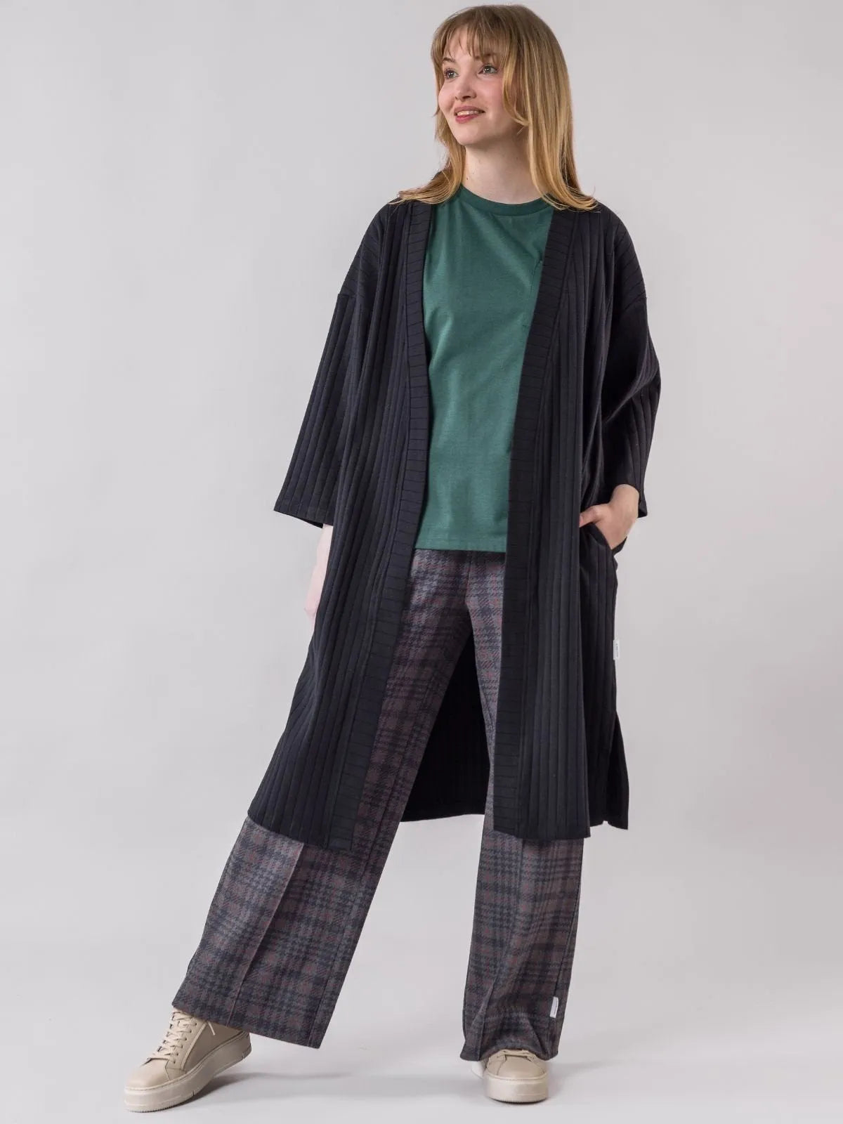 Globe Hope, Luiro t-paita, metsänvihreä, asukuva takin kanssa.