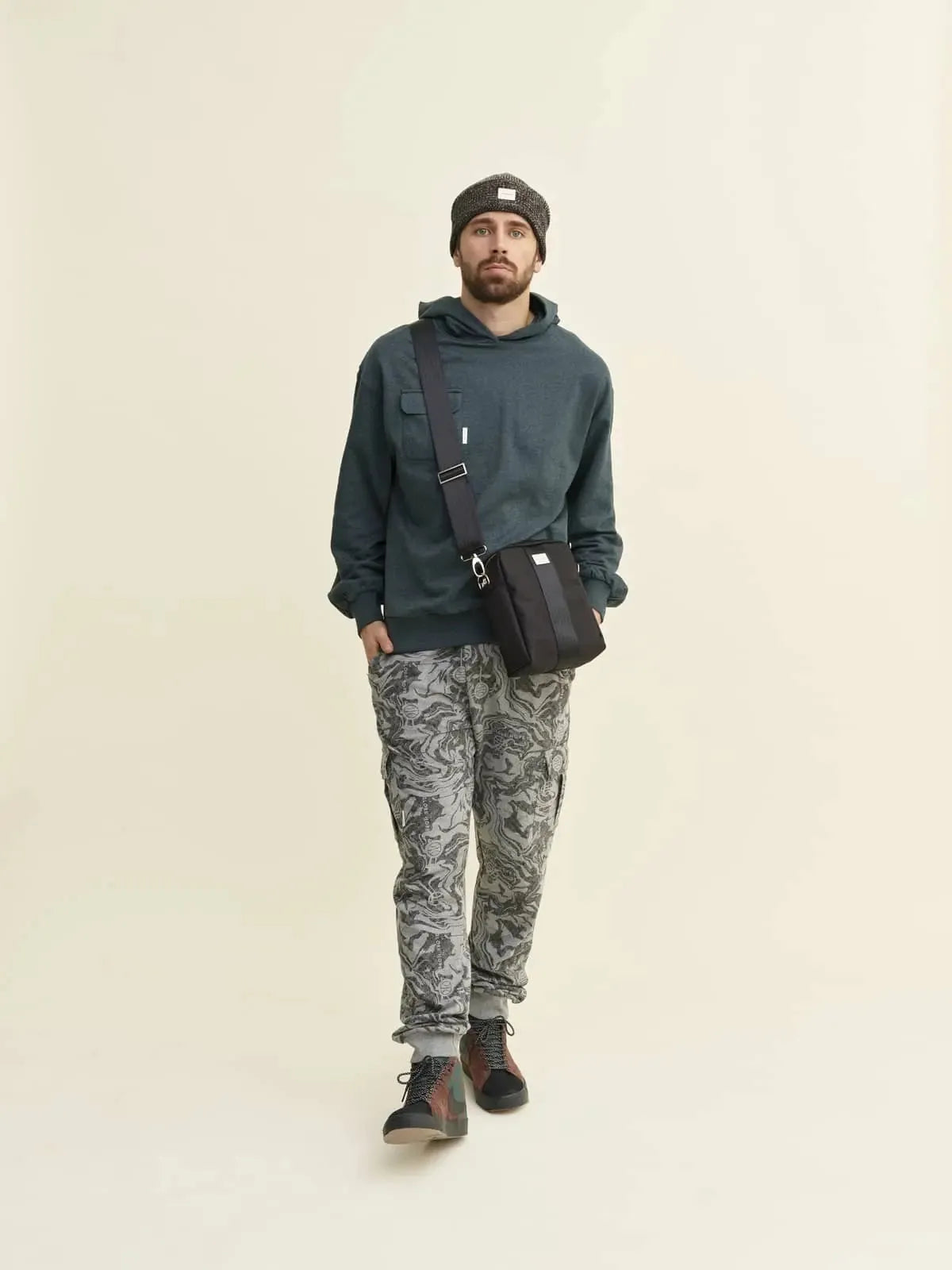 Globe Hope, Morganiitti collegehousut, asukuva.