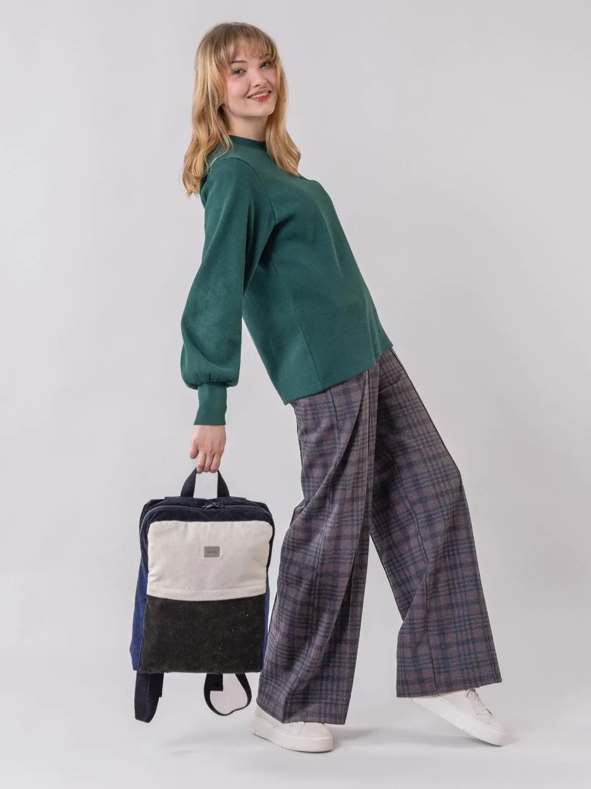 Globe Hope. Sumu reppu, patched vakosametti, fiiliskuva edestä.