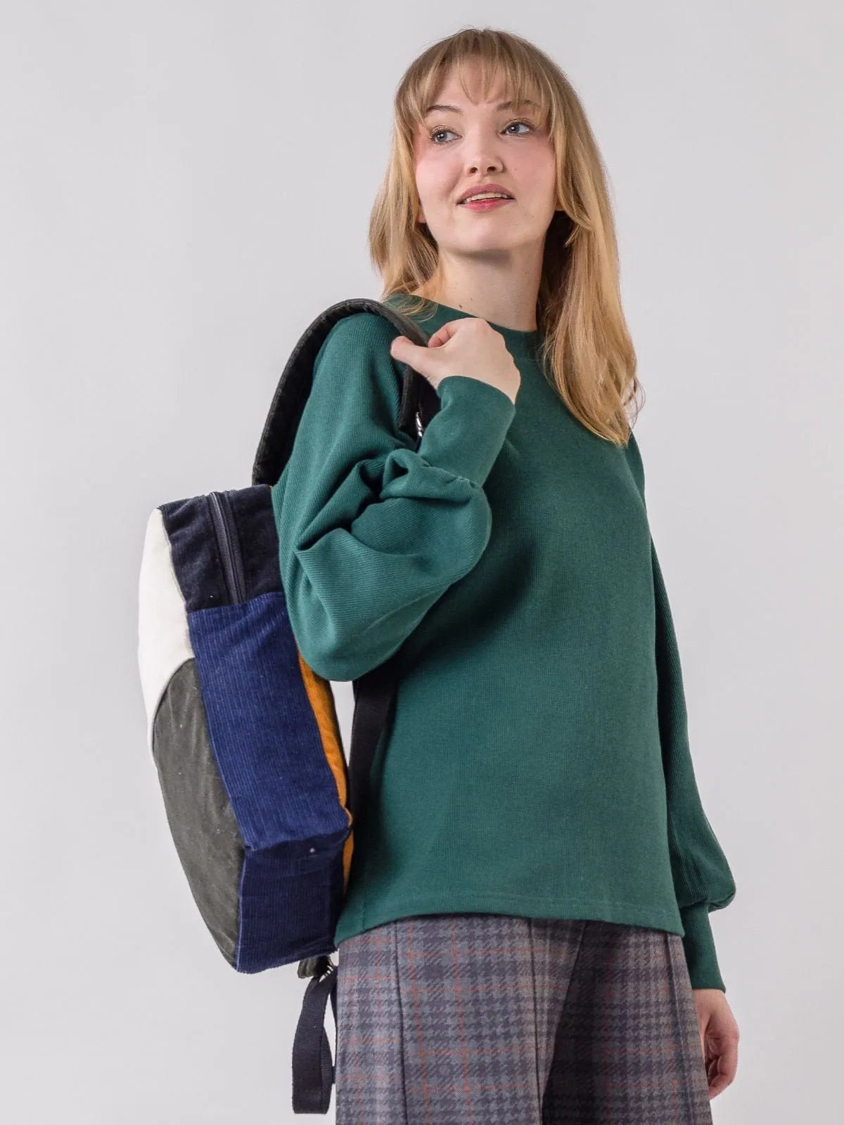 Globe Hope. Sumu reppu, patched vakosametti, fiiliskuva olalla.