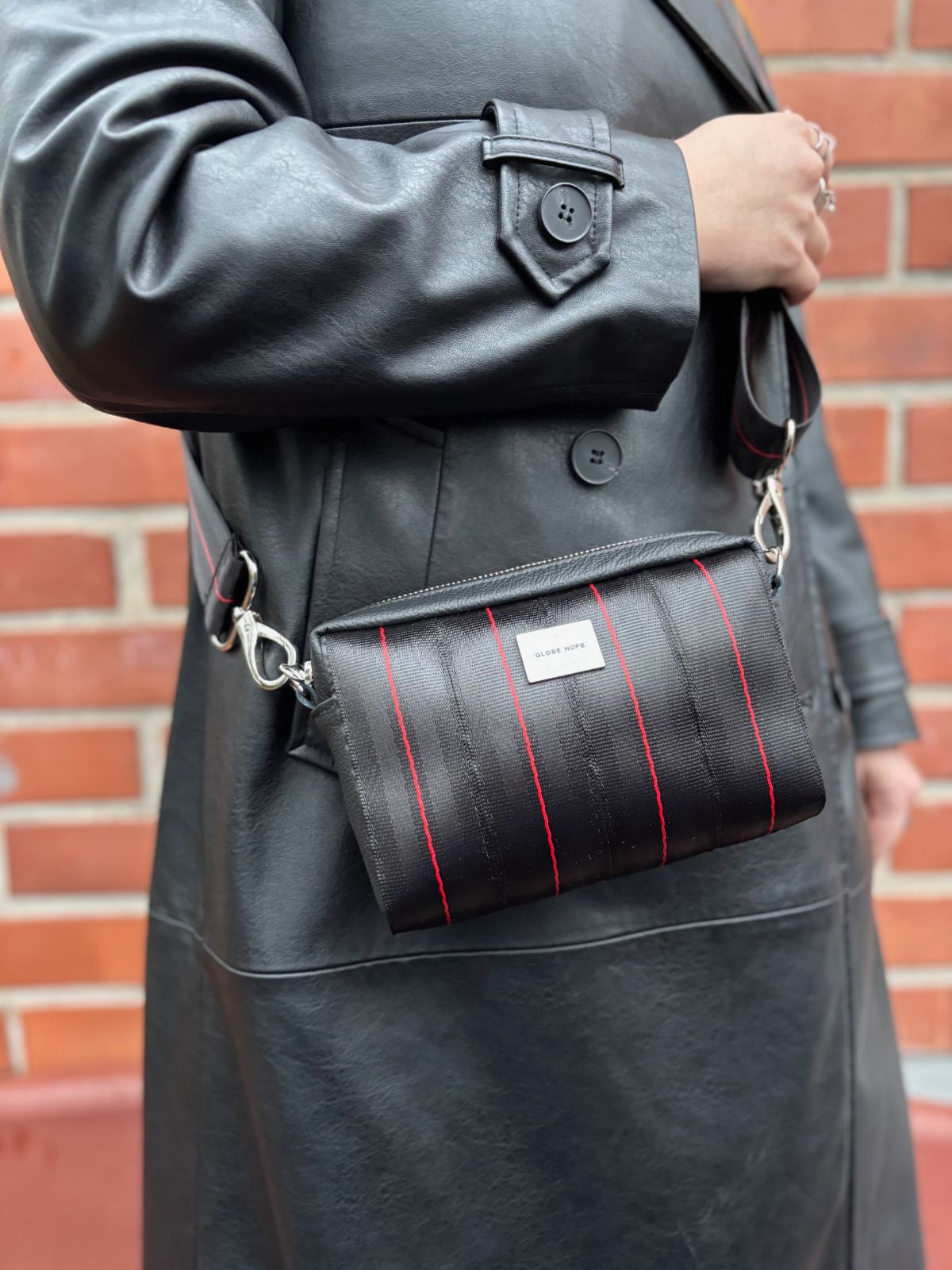 UTU laukku, punaisilla raidoilla