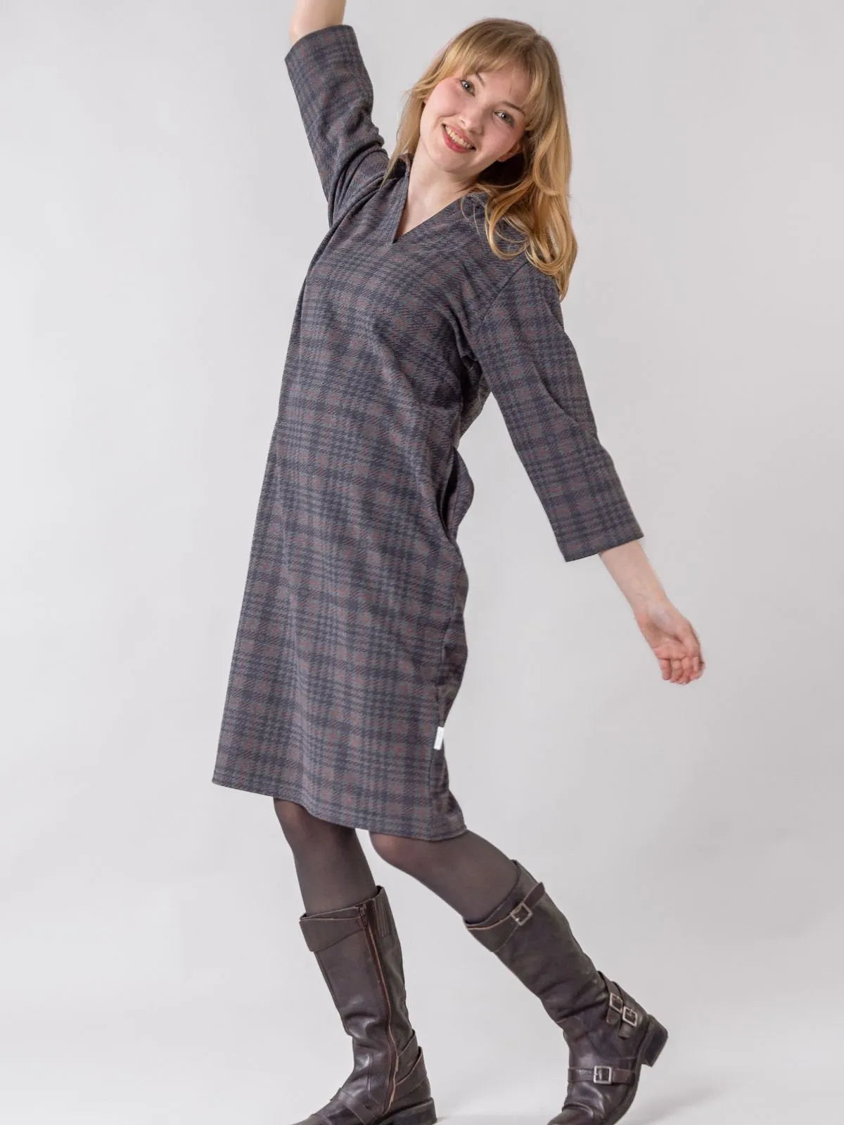 Globe Hope, Valkama mekko, harmaa ruudullinen, fiiliskuva sivusta.