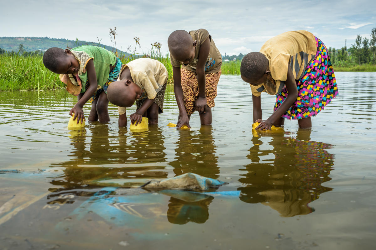 World Vision, lapset hakemassa vettä.